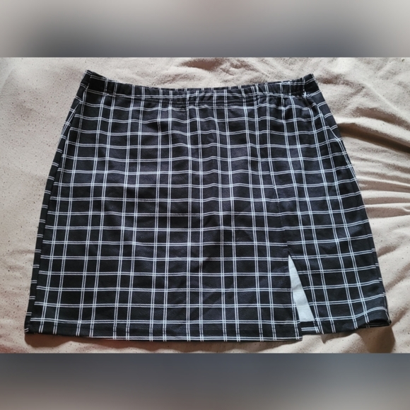 Black plaid mini skirt - Picture 2 of 3